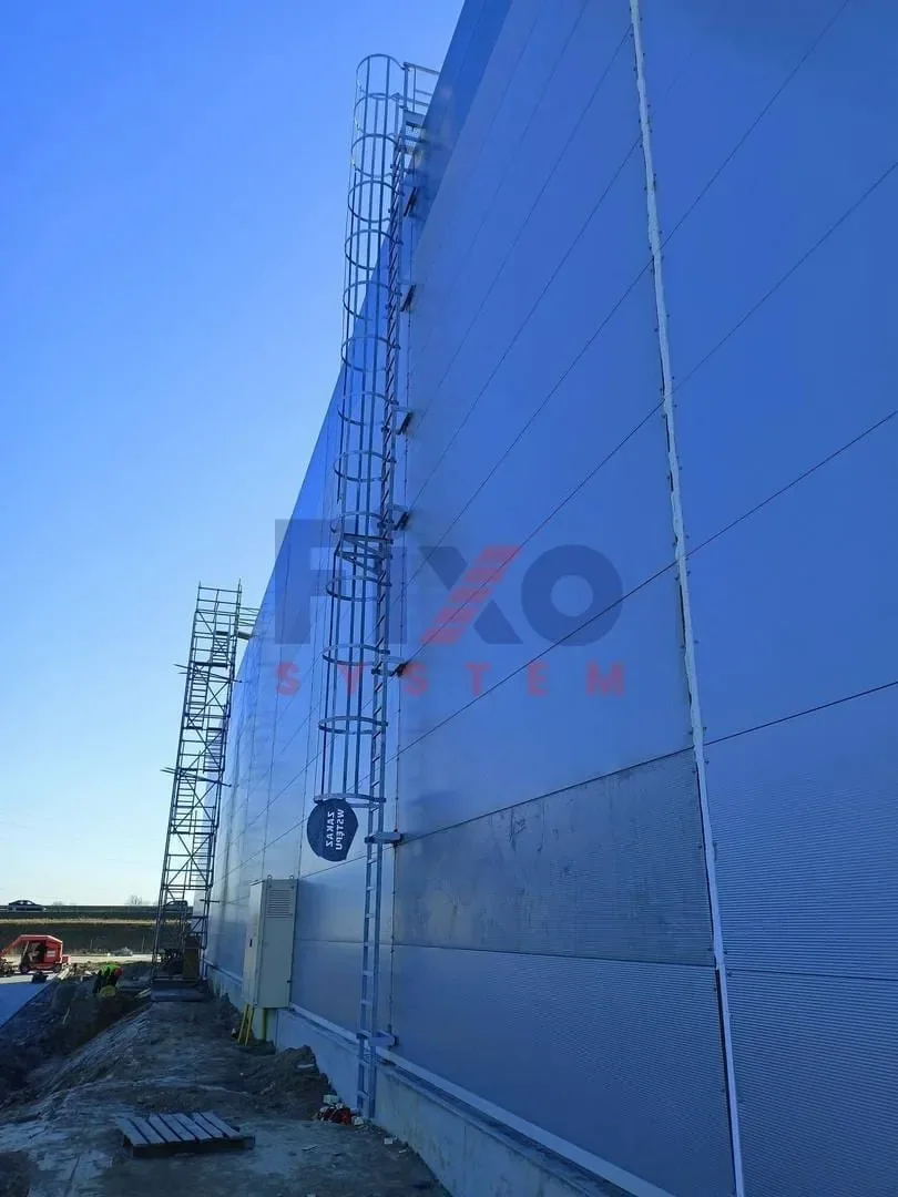 Drabina na wysokim obiekcie przemysłowym — FIXO SYSTEM