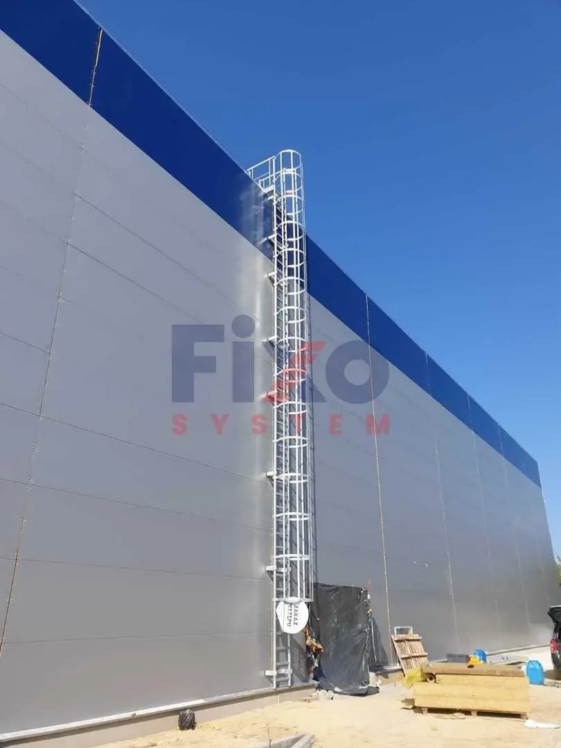 System drabiny na zewnętrznej ścianie hali — FIXO SYSTEM