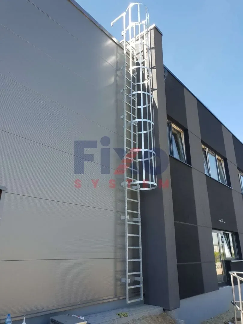 Stalowa drabina przy elewacji budynku — FIXO SYSTEM