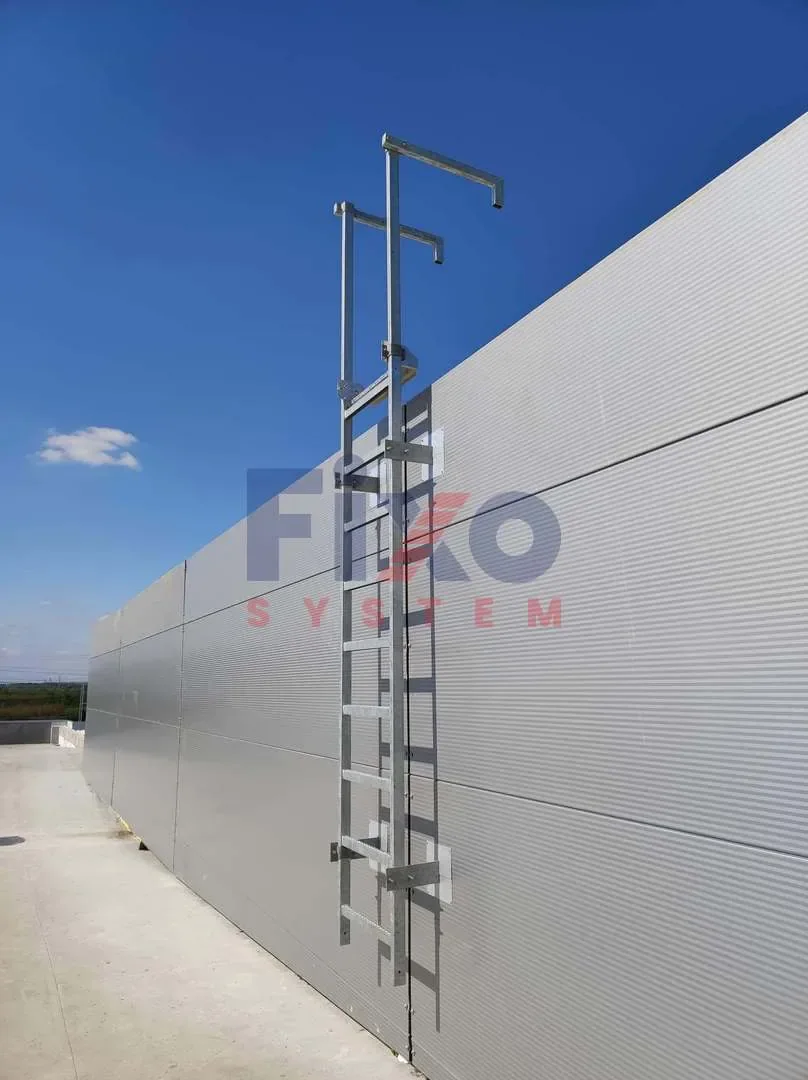 Drabina bez kosza przy niskim budynku — FIXO SYSTEM