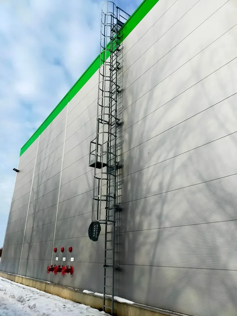 Montaż drabiny z użyciem podnośnika — FIXO SYSTEM
